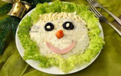 Слоеный салат с курицей и грибами в виде снеговика
